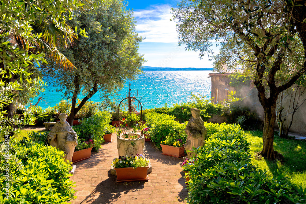 Obraz premium Mediterranean park on Lago di Garda view