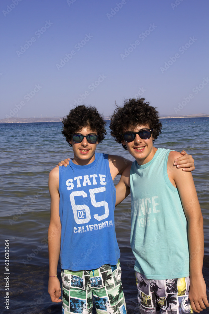 Tableau sur toile Happy twins are looking at camera