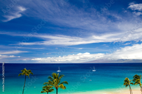 Fototapeta Naklejka Na Ścianę i Meble -  Blick über den Strand von Kaanapali Beach auf Maui über das Meer auf die Insel Molokai in Hawaii, USA.