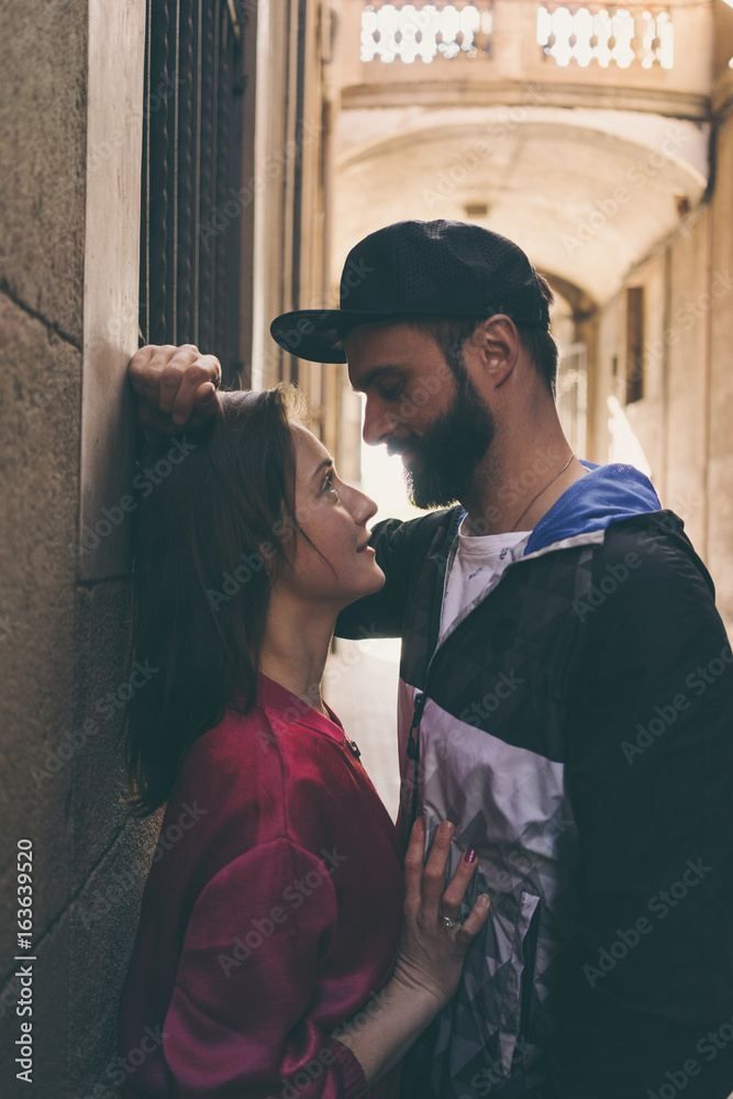 Φωτογραφία Young beautiful couple walking in the city at the weekend, enjoying the warm weather