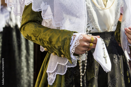 CAGLIARI, ITALIA - MAGGIO 1, 2015: 359^ Processione Religiosa di Sant'Efisio - dettaglio di un costume tradizionale sardo - Sardegna
