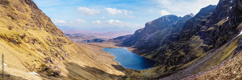 Naklejka premium Panoramic view of Toll an Lochain corrie encircled by An Teallach and Corrag Buidhe. Highlands Of Scotland, UK