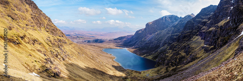 Fototapet Panoramic view of Toll an Lochain corrie encircled by An Teallach and Corrag Buidhe