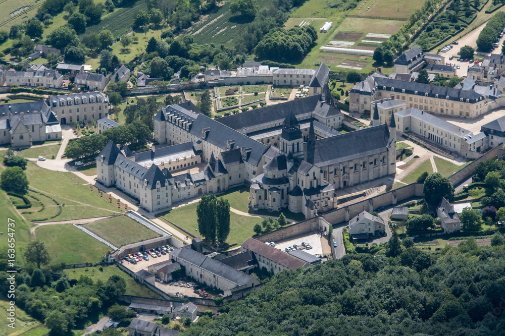 Vue aérienne de l'abbaye de Fontevraud en France