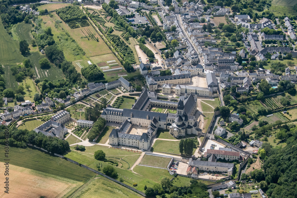 Vue aérienne de l'abbaye de Fontevraud en France