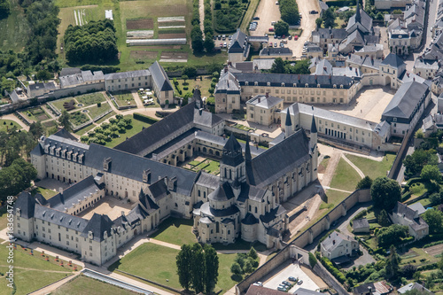Vue aérienne de l'abbaye de Fontevraud en France photo
