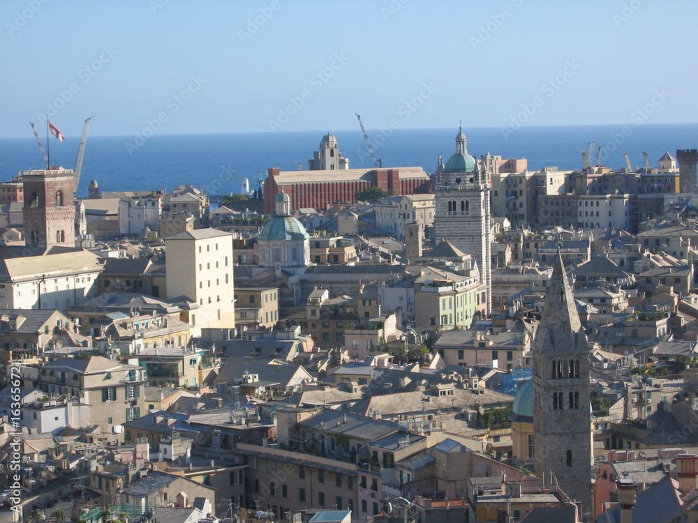 Panorama della città di Genova con il suo porto, Italia.