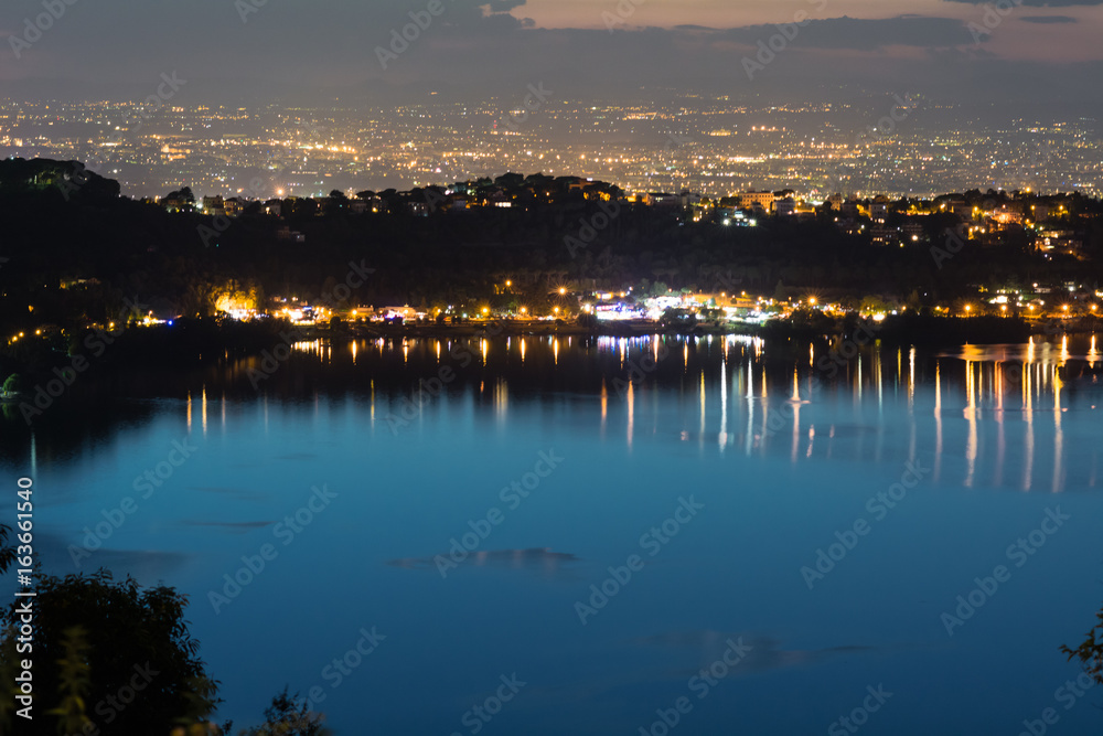 Panorama del Lago di Albano di notte