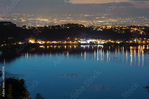 Panorama del Lago di Albano di notte