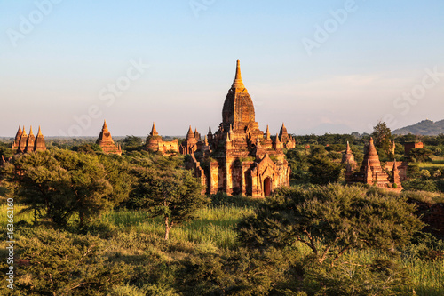 Myanmar - Sonnenuntergang bei den Pagoden in Bagan