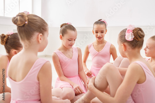 Photo Little ballerinas talking in ballet studio