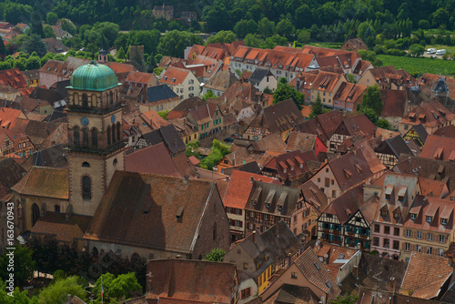 Kaysersberg, avec ses nombreuses maisons à colombages, son beau centre historique et son château impérial (Kaysersberg signifie la montagne de l'Empereur) en ruine dominant la ville, possède un charme photo