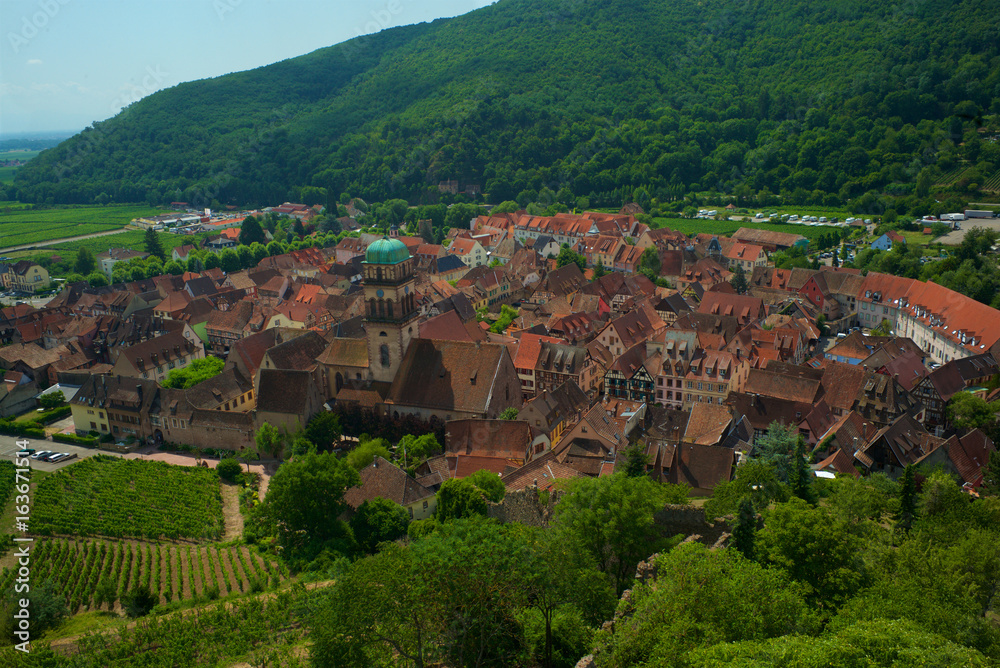 Kaysersberg, avec ses nombreuses maisons à colombages, son beau centre historique et son château impérial (Kaysersberg signifie la montagne de l'Empereur) en ruine dominant la ville, possède un charme