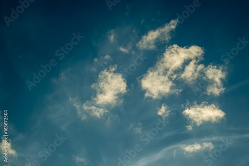 Blauer Himmel weiße Wolken