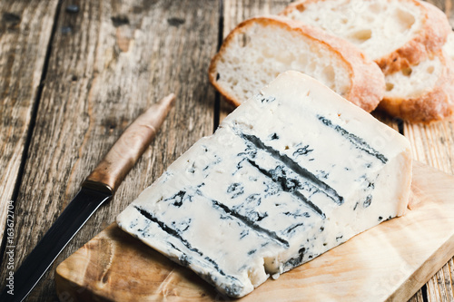 Obraz na plátne Gorgonzola cheese with ciabatta bread