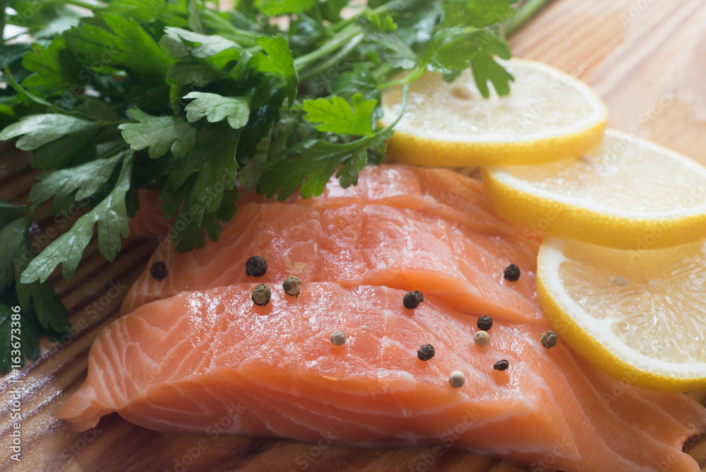 raw salmon with parsley, pepper and lemon