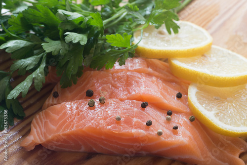 raw salmon with parsley, pepper and lemon