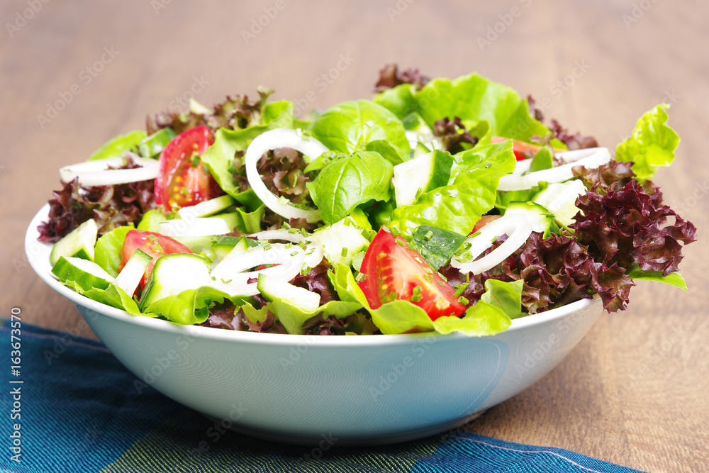 Bunter, gemischter Salat Stock-Foto | Adobe Stock