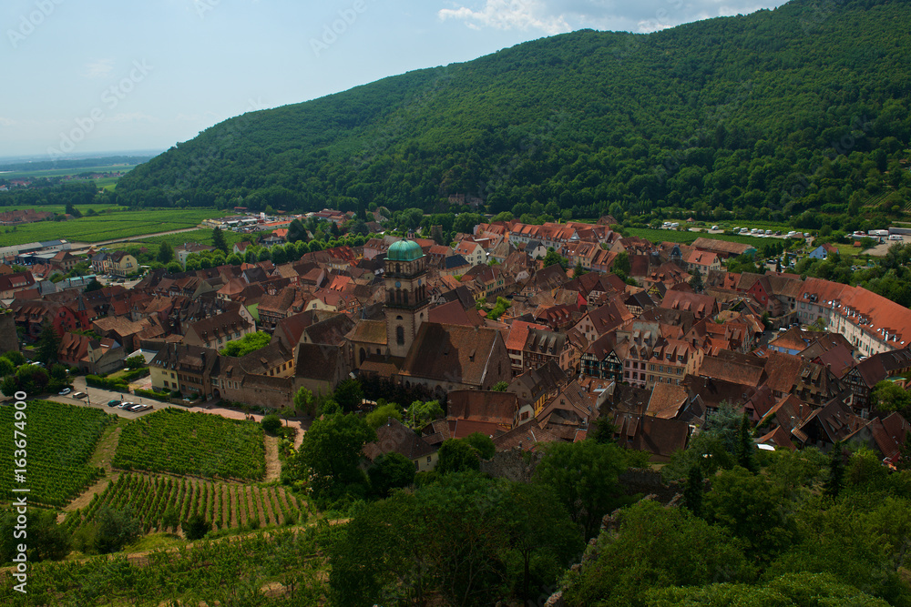Kaysersberg, avec ses nombreuses maisons à colombages, son beau centre historique et son château impérial (Kaysersberg signifie la montagne de l'Empereur) en ruine dominant la ville Kaysersberg, avec ses nombreuses maisons à colombages, son beau centre historique et son château impérial (Kaysersberg signifie la montagne de l'Empereur) en ruine dominant la ville