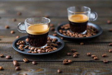 Küchenrückwand glas motiv Kaffee und Kaffeebohnen Zwei Tassen Espresso und Kaffeebohnen auf einem Holztisch  © Pavel Korotkov