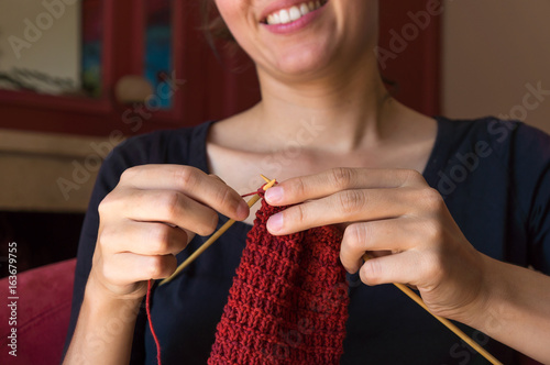 Femme qui tricote photo