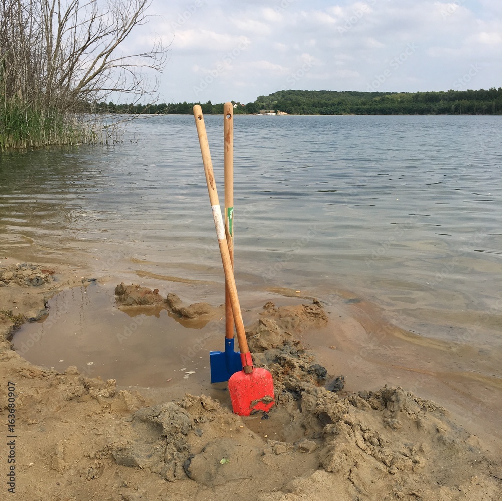 Badesee mit Schilf und 2 Schaufeln, Schachtteich Badesee mit Schilf und 2 Schaufeln, Schachtteich