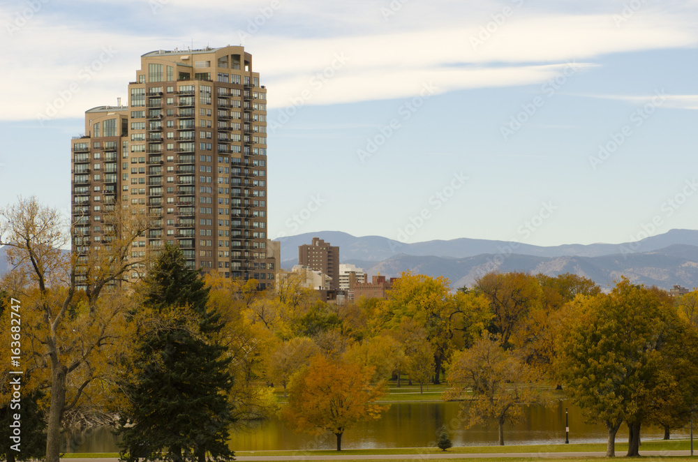 Obraz premium Denver City Park and Skyline in Autumn