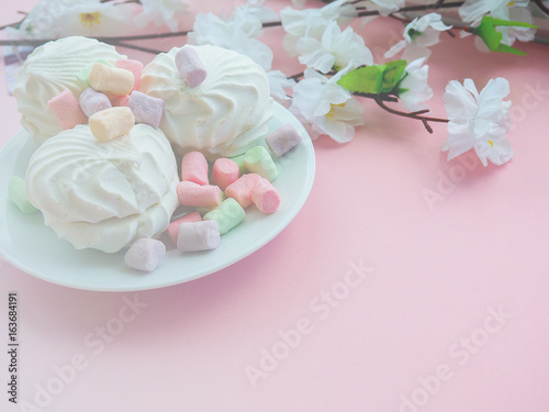 Fototapeta Naklejka Na Ścianę i Meble -  Marshmallow in white plate on pink background