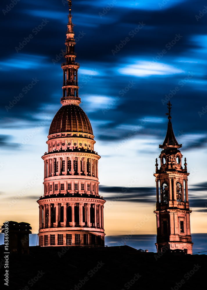 Novara con il suo monumento più famoso, la cupola di San Gaudenzio