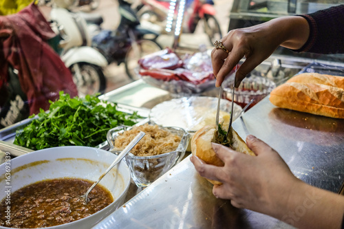 Fototapeta Naklejka Na Ścianę i Meble -  street food Vietnam Banh mi
