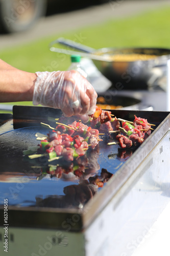 Tableau sur toile Cuire les brochettes a la plancha
