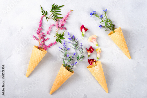 Foto berries poured out from cones on a gray table