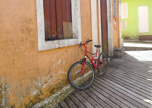 bicicleta vermelha encostada na casa photo
