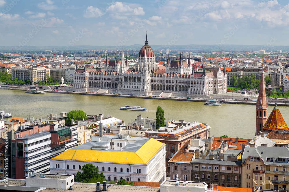 Fototapeta premium Węgierski parlament z bastionu rybaka w Budapeszcie