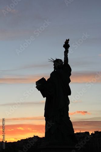 Coucher de soleil sur la statue de la liberté - Paris