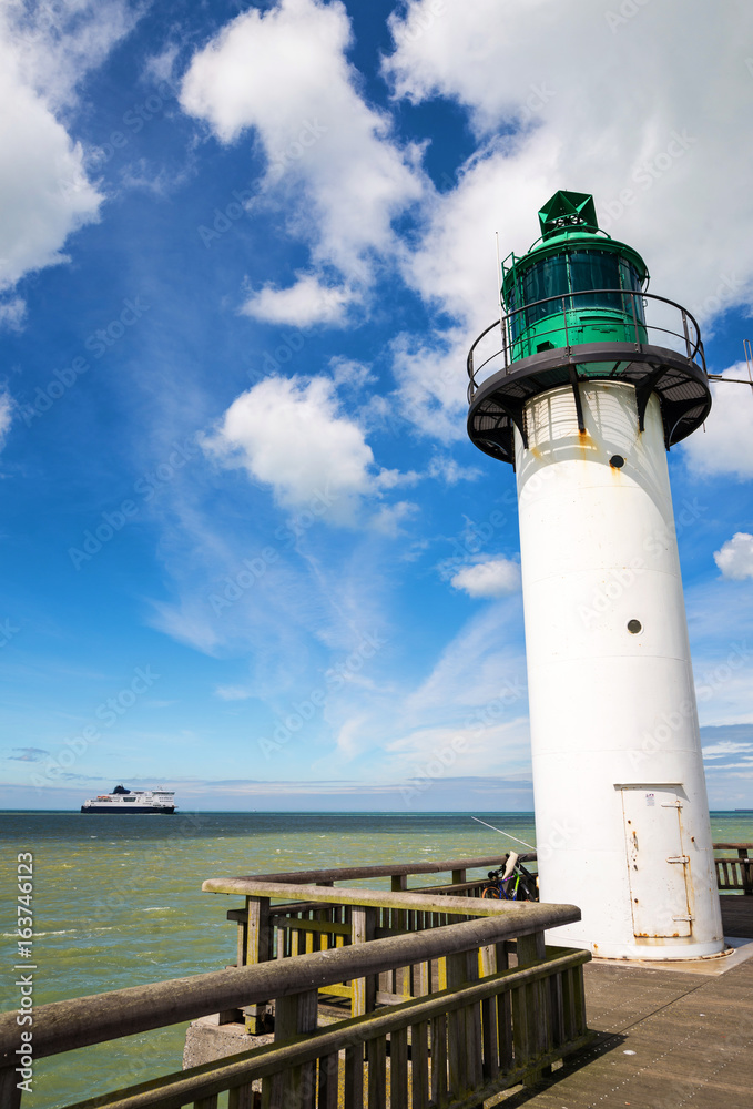 ferry arrivant à la jetée de Calais 