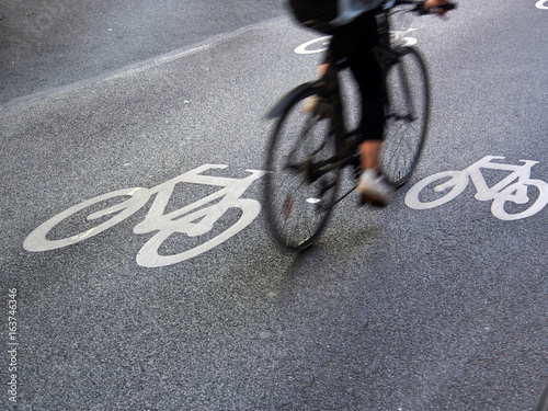 Obraz na płótnie Radfahrer auf der Straße: Markierung, Brüssel w salonie