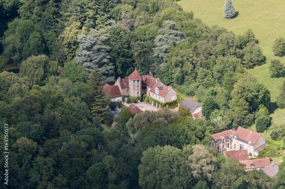 Vue aérienne d'une belle demeure en Indre-et-Loire en France