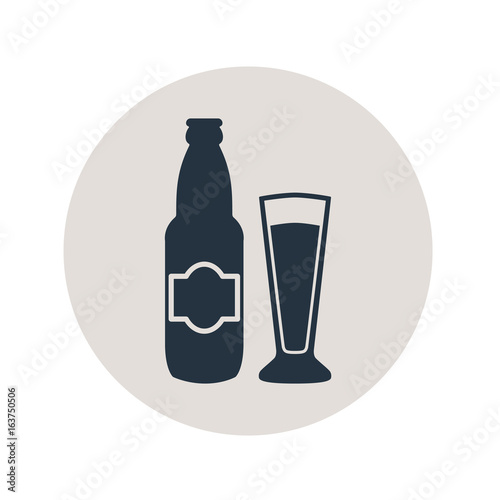 Icono plano botella y vaso cerveza ale en circulo gris