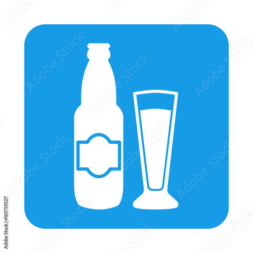 Icono plano botella y vaso cerveza ale en cuadrado azul