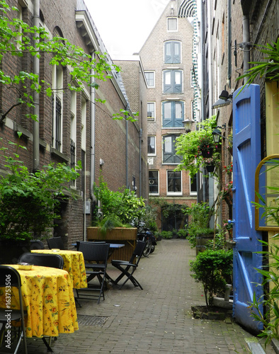 Fototapeta Naklejka Na Ścianę i Meble -  Ruelle Amsterdam Street Life