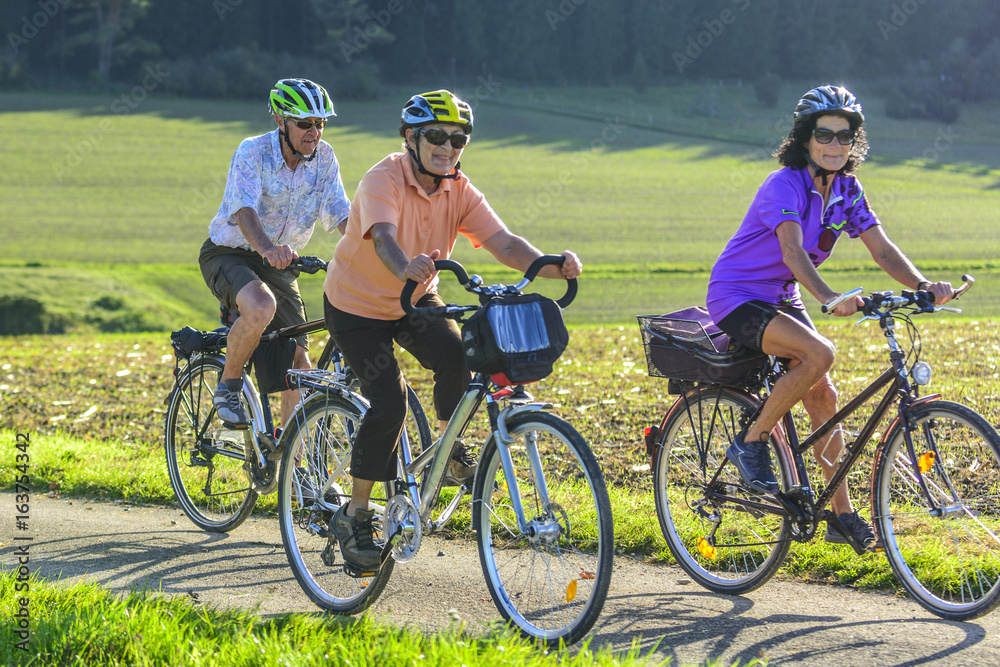 Fototapeta premium Aktiv im Alter - mit dem Rad in der Natur unterwegs