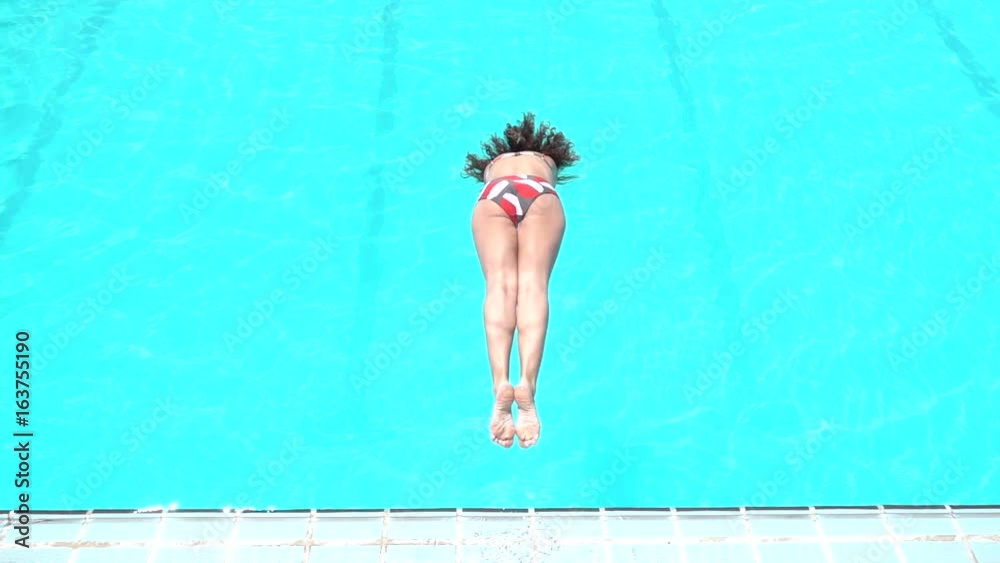 Mujer saltando de cabeza al agua