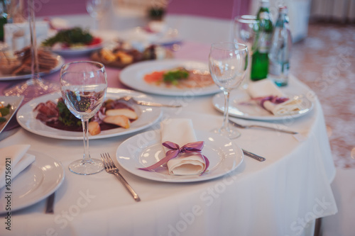 Decoration of tables at the wedding © ViDi Studio