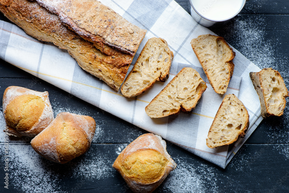 Naklejka premium Sliced bread and with buns
