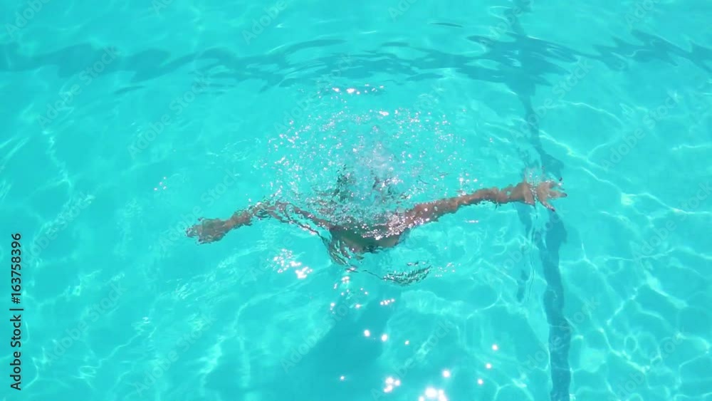 Mujer en la piscina