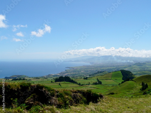 Blick entlang der Nordküste der Insel Sao Miguel, Azoren, Portugal