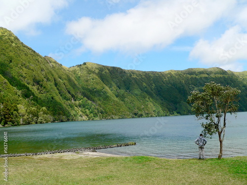 am Ufer des Lagoa Azul im Krater von Sete Ciadades auf der Insel Sao Miguel, Azoren, Portugal photo