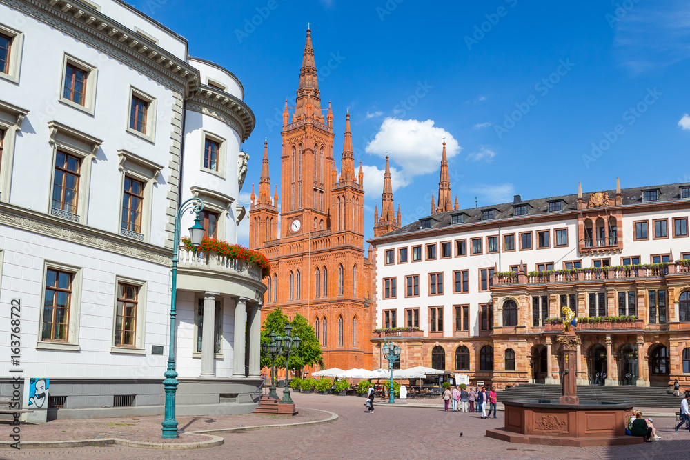 Wiesbaden, Schlossplatz. Von rechts nach links: Hessischer Landtag, Marktkirche, Neues Rathaus. Vorne rechts der Marktbrunnen. 4. Juli 2017. 