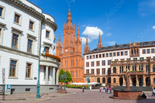 Wiesbaden, Schlossplatz. Von rechts nach links: Hessischer Landtag, Marktkirche, Neues Rathaus. Vorne rechts der Marktbrunnen. 4. Juli 2017. 